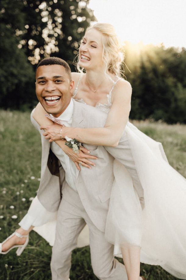 Hochzeitsfotograf im Saarland und der Pfalz - Brautpaarshooting im Wald - Hochzeitskleid - Braut - Bräutigam