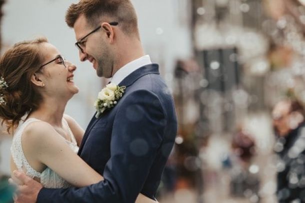 Hochzeitsfotograf in der Pfalz - Hochzeitsfoto Brautpaar in Deidesheim - Deidesheimer Hof